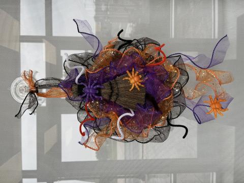 Bring your imagination to create a small Halloween wreath.