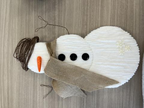 Let's create a snowman made with yarn and foam to hang on your door or wherever you wish.